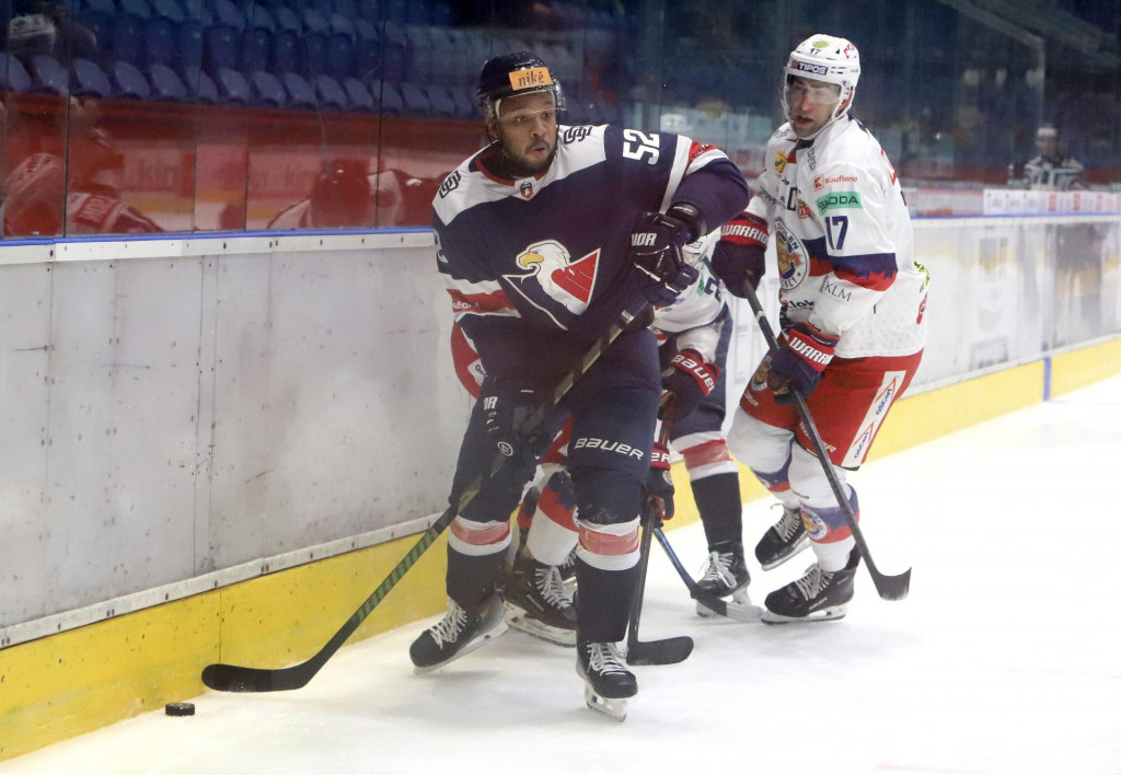 Zľava Sena Acolatse (Slovan). FOTO: TASR/Ján Krošlák