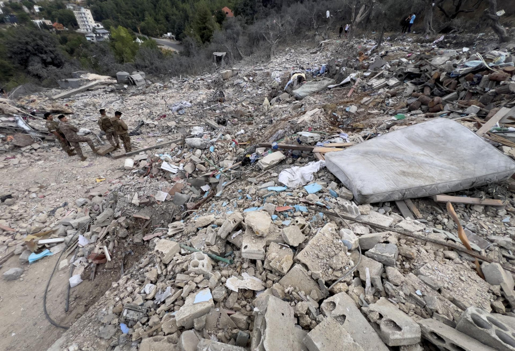 Libanonskí vojaci stoja na troskách zničenej obytnej budovy po izraelskom leteckom útoku. FOTO TASR/AP