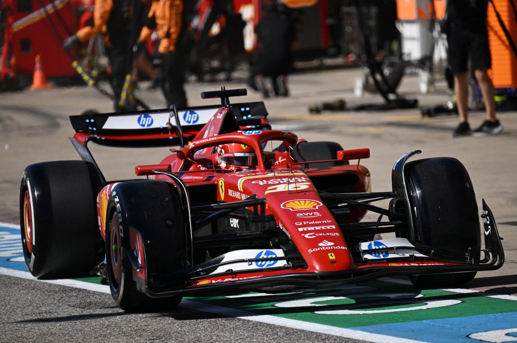 Charles Leclerc v boxovej uličke. FOTO: Reuters