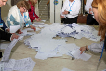 Členovia volebnej komisie spočítavajú hlasy po zatvorení volebných miestností prezidentských volieb a referenda o vstupe Moldavska do Európskej únie. FOTO: Reuters