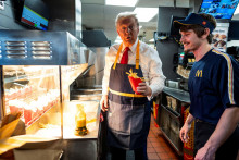 Republikánsky kandidát na prezidenta a bývalý prezident USA Donald Trump pracuje za pultom v pobočke reťazca rýchleho občerstvenia McDonald‘s. FOTO: Reuters