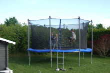 Skákanie na trampolíne predstavuje u detí značné riziko úrazov. FOTO: Pixabay