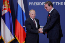 Ruský prezident Vladimir Putin a srbský prezident Aleksandar Vučić na stretnutí v roku 2019. FOTO: REUTERS