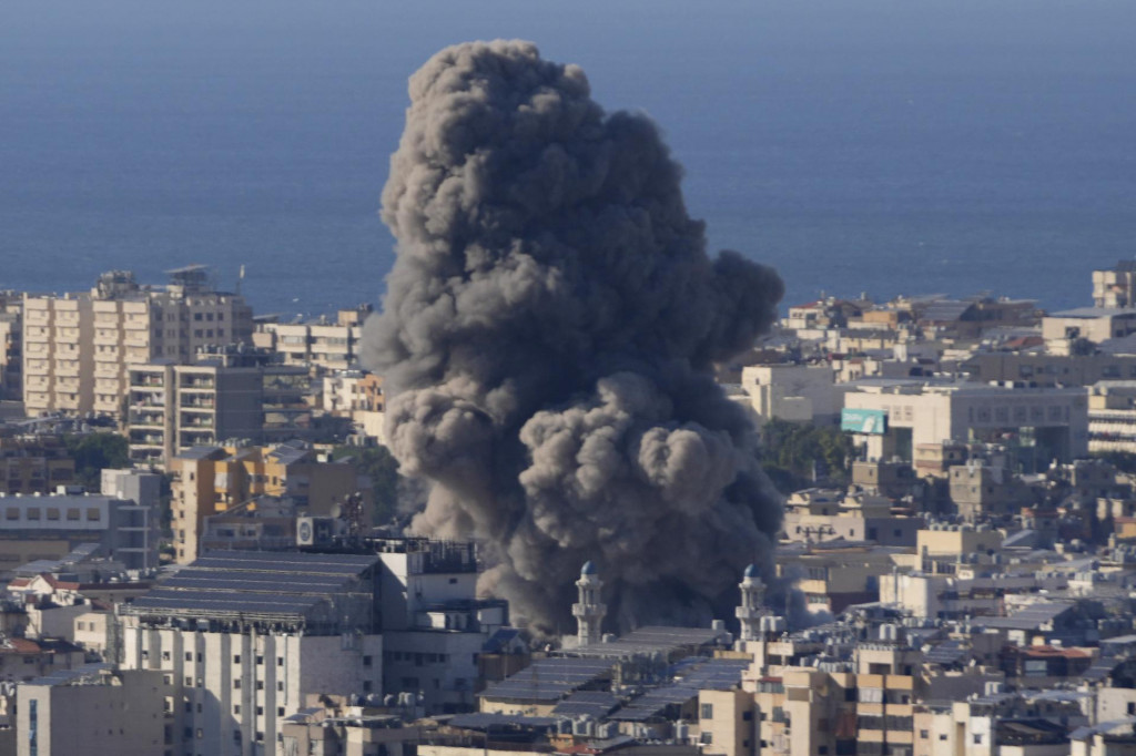 Dym po útoku izraelskej armády na južné bejrútske predmestie Dáhíja. FOTO: TASR/AP