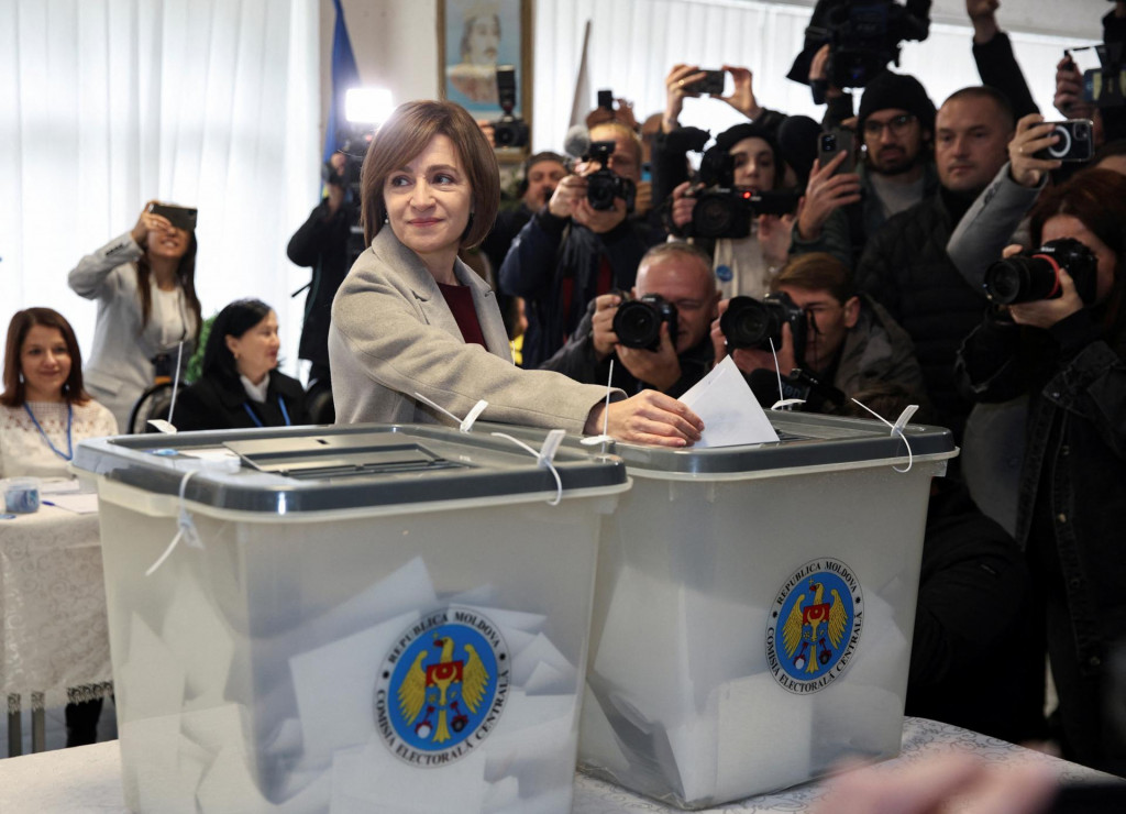 Súbežne s referendom sa konalo prvé kolo prezidentských volieb. Svoj hlas odovzdala súčasná hlava štátu Maia Sanduová. FOTO: REUTERS