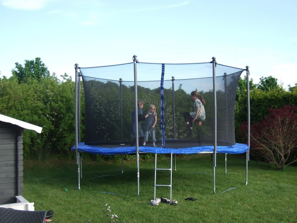 Skákanie na trampolíne predstavuje u detí značné riziko úrazov. FOTO: Pixabay