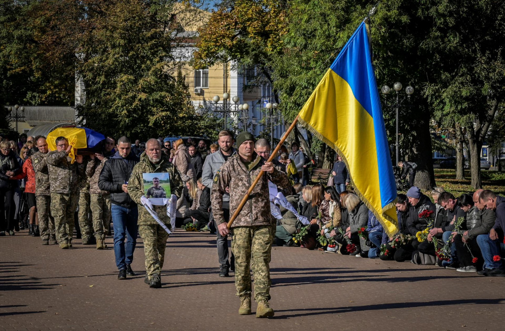 Ukrajinskí vojaci nesú rakvu svojho spolubojovníka, ktorý padol v Kurskej oblasti. FOTO: Reuters