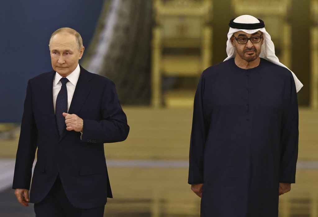 Prezident Spojených arabských emirátov šejk Muhammad ibn Zajd Nahaján a ruský prezident Vladimir Putin prichádzajú na stretnutie v Moskve. FOTO: TASR/AP