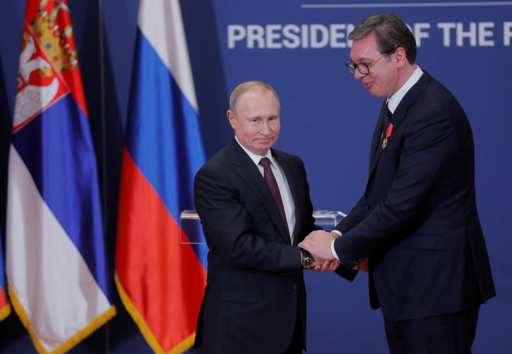 Ruský prezident Vladimir Putin a srbský prezident Aleksandar Vučić na stretnutí v roku 2019. FOTO: REUTERS