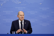 Nemecký kancelár Olaf Scholz hovorí počas tlačovej konferencie na summite EÚ v Bruseli. FOTO: TASR/AP