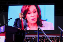 Republikánsky kandidát na prezidenta a bývalý prezident USA Donald Trump a na obrazovke kandidáta na prezidenta demokratov a americká viceprezidentka Kamala Harrisová. FOTO: Reuters