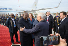 Juhoafrický prezident Cyril Ramaphosa sa po prílete zúčastňuje na uvítacom ceremoniáli na letisku v Kazani, aby sa zúčastnil summitu BRICS v Rusku. FOTO: Reuters