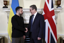 Britský premiér Keir Starmer (vpravo) a ukrajinský prezident Volodymyr Zelenskyy si podávajú ruky na bilaterálnom stretnutí v Londýne. FOTO: TASR/AP