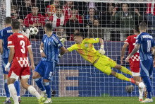 Brankár Slovana Dominik Takáč inkasuje druhý gól z priameho kopu, prizerajú sa hráči Slovana sprava Tigran Barseghjan, Marko Tolič, Kevin Wimmer a vľavo v popredí domáci hráč Miguel Gutierrez počas zápasu 3. kola ligovej fázy Ligy majstrov. FOTO: TASR/Martin Baumann