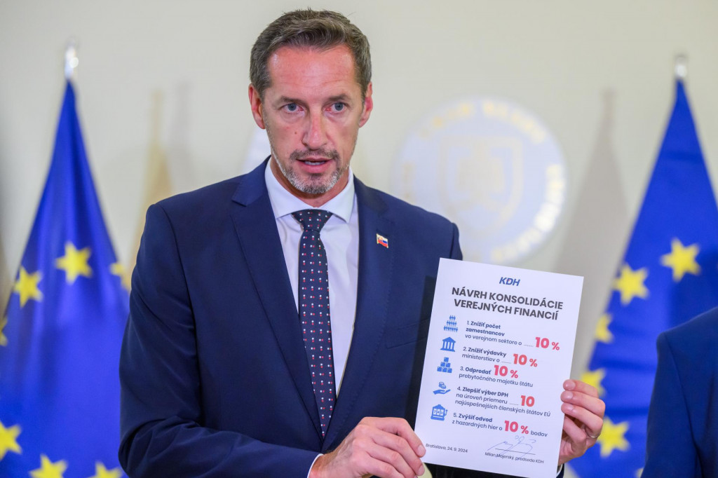Predseda opozičného Kresťanskodemokratického hnutia (KDH) Milan Majerský predstavil návrh hnutia o konsolidácii verejných financií. FOTO: TASR/J. Novák