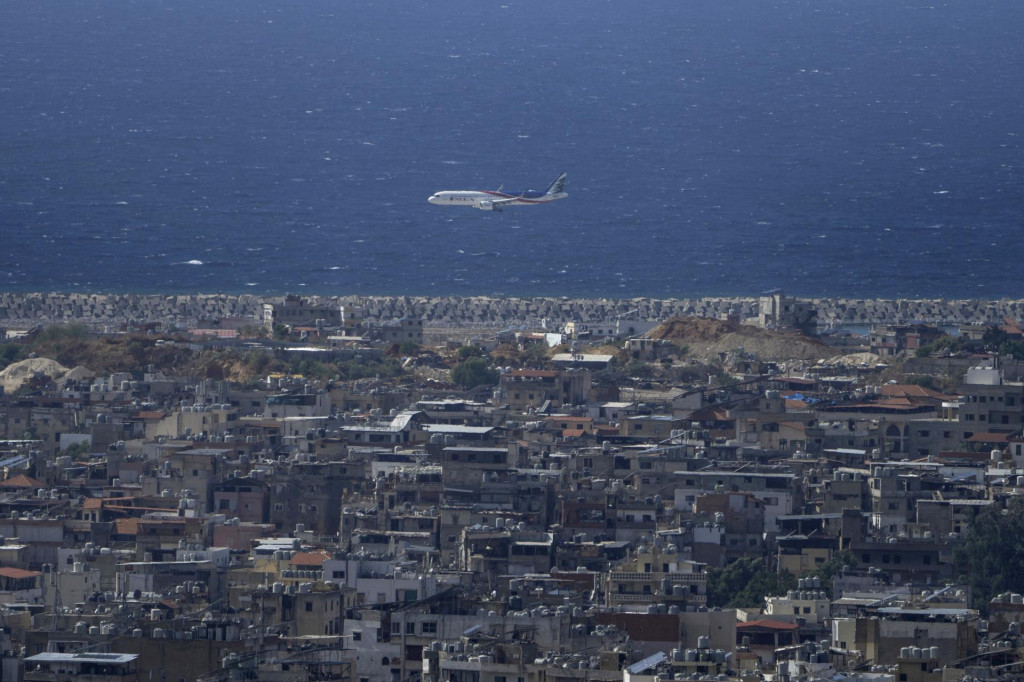 Lietadlo Blízkovýchodných aeroliniek letí nad Bejrútom v štvrti Dahíja, na predmestí Bejrútu. FOTO: TASR/AP