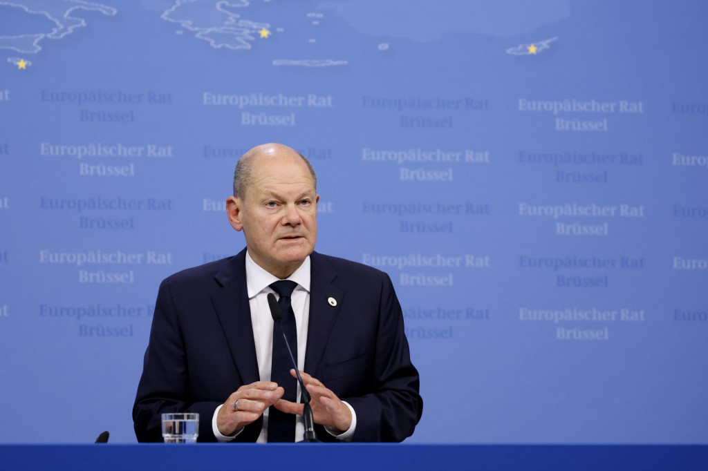 Nemecký kancelár Olaf Scholz hovorí počas tlačovej konferencie na summite EÚ v Bruseli. FOTO: TASR/AP