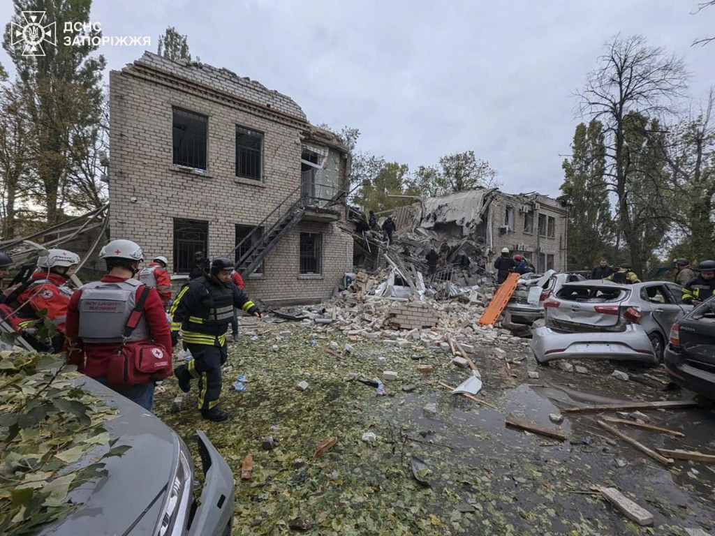 Záchranári odstraňujú trosky po ruskom útoku na mesto Záporožie, metropolu rovnomennej oblasti na juhu Ukrajiny. FOTO: TASR/AP
