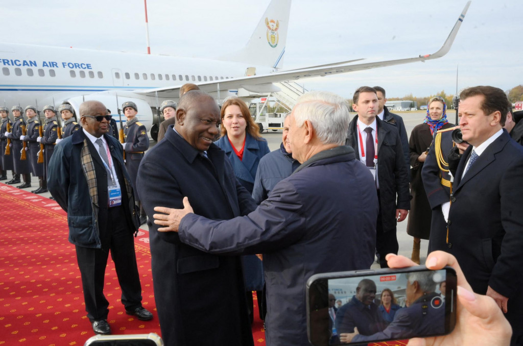 Juhoafrický prezident Cyril Ramaphosa sa po prílete zúčastňuje na uvítacom ceremoniáli na letisku v Kazani, aby sa zúčastnil summitu BRICS v Rusku. FOTO: Reuters