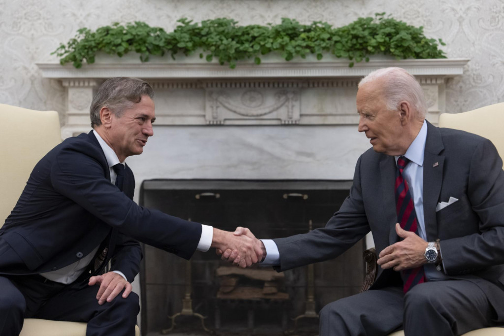 Americký prezident Joe Biden a slovinský premiér Robert Golob pózujú v Oválnej pracovni Bieleho domu vo Washingtone. FOTO: TASR/AP