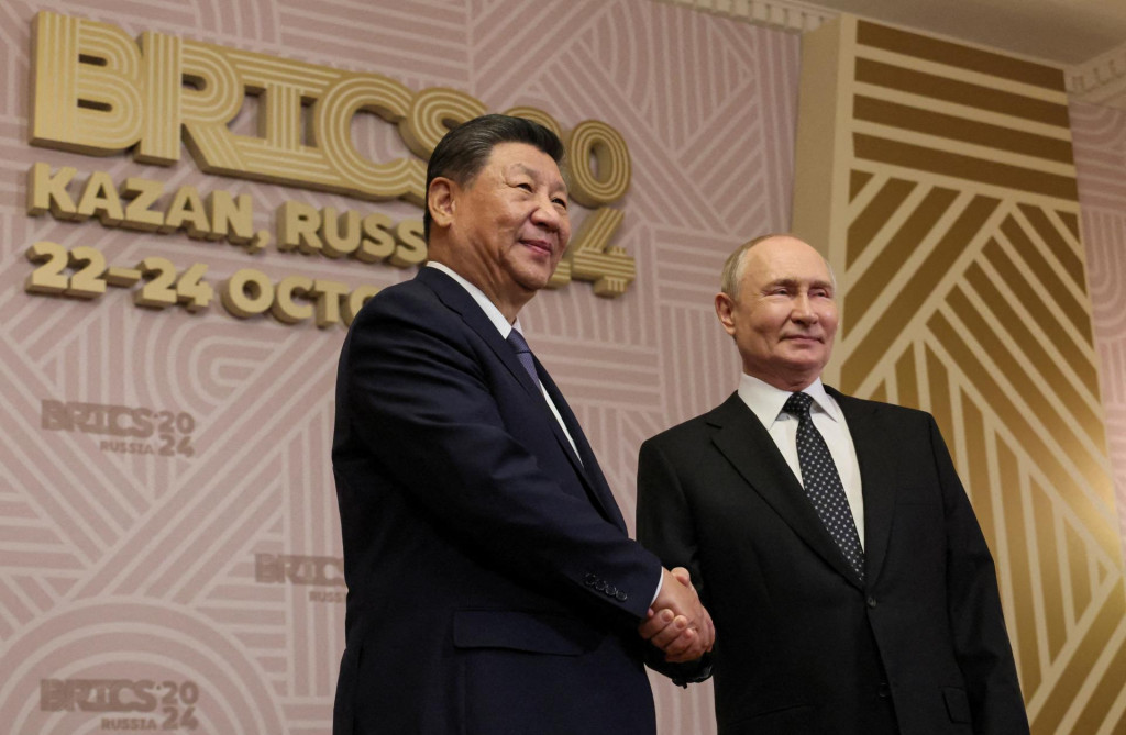 Čínsky prezident Si Ťin-pching a ruský prezident Vladimir Putin na stretnutí krajín BRICS. FOTO: REUTERS