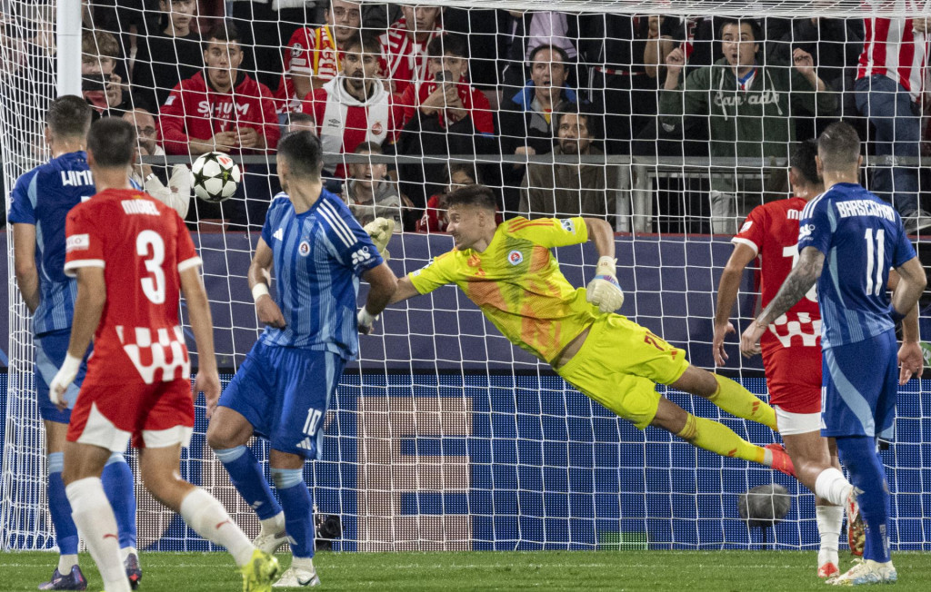 Brankár Slovana Dominik Takáč inkasuje druhý gól z priameho kopu, prizerajú sa hráči Slovana sprava Tigran Barseghjan, Marko Tolič, Kevin Wimmer a vľavo v popredí domáci hráč Miguel Gutierrez počas zápasu 3. kola ligovej fázy Ligy majstrov. FOTO: TASR/Martin Baumann