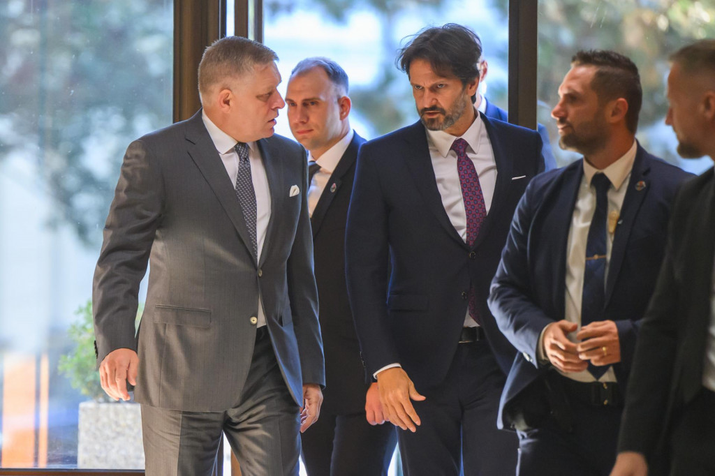 Predseda vl&aacute;dy Robert Fico a vicepremi&eacute;r a minister obrany Robert Kaliň&aacute;k. FOTO: TASR/Jaroslav Nov&aacute;k