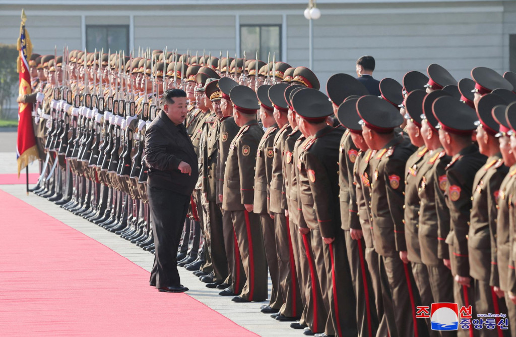 Severokórejský vodca Kim Čong-un si prezerá veliteľstvo 2. zboru severokórejskej armády. FOTO: Reuters/KCNA