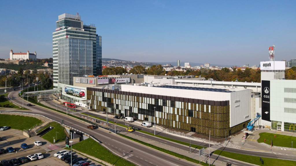 Dominantou rozšírenia Auparku je zelená fasáda, jej výmera je 600 štvorcových metrov. FOTO: Aupark