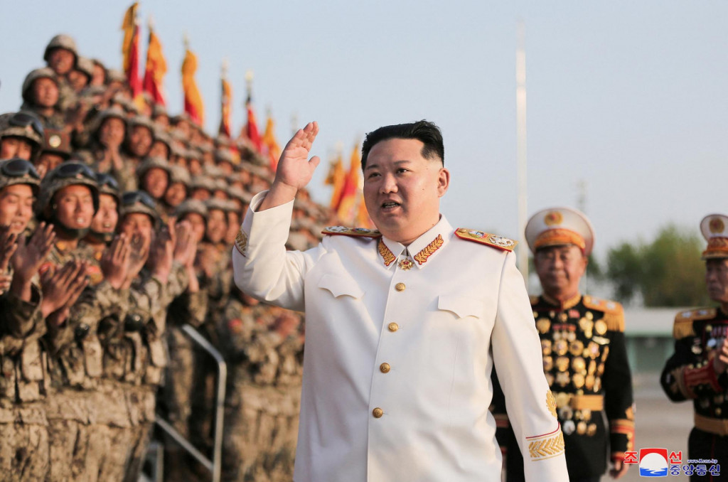 Kim Čong-un počas vojenskej prehliadky. Po období covidu a pár rokoch mediálnej neviditeľnosti sa spolu so svojou krajinou vracia na výslnie svetových médií. FOTO: Reuters