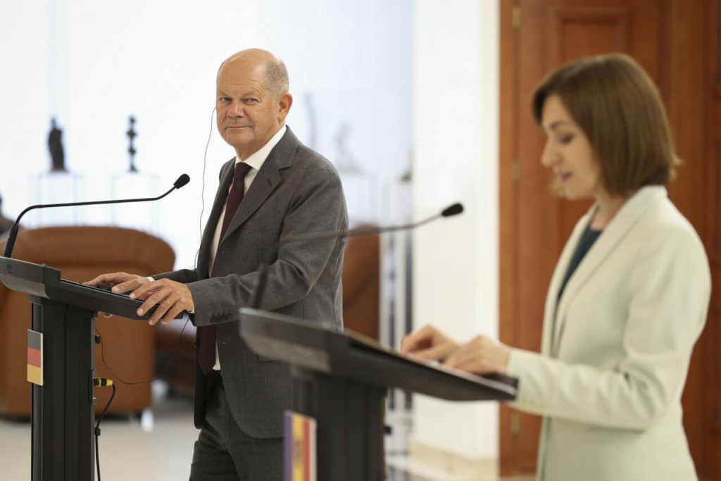 Nemecký kancelár Olaf Scholz a moldavská prezidentka Maia Sanduová. FOTO: TASR/AP