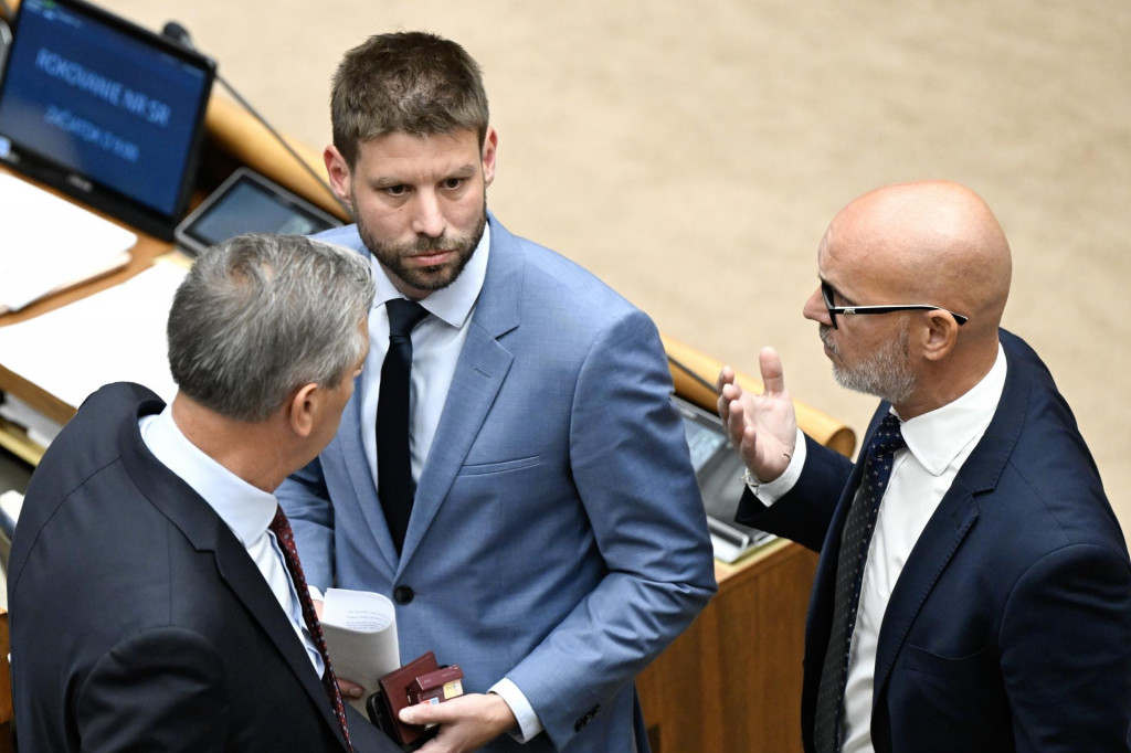 Na snímke v strede predseda strany PS Michal Šimečka a zprava predseda strany SaS Branislav Gröhling. FOTO: TASR/Pavel Neubauer