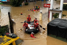 Tropická búrka Trami priniesla na Filipíny silné až prívalové dažde, ktoré vyvolali rozsiahle záplavy a zosuvy pôdy. FOTO: Reuters/Filipínska pobrežná stráž