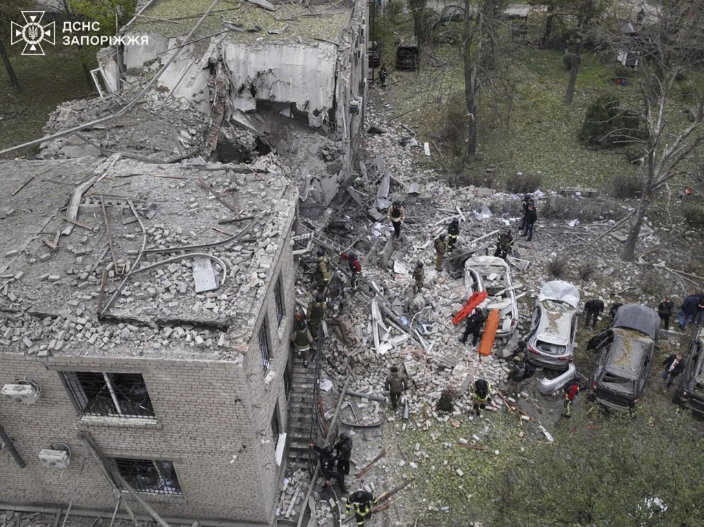 Záchranári odstraňujú trosky po ruskom útoku. FOTO: TASR/AP