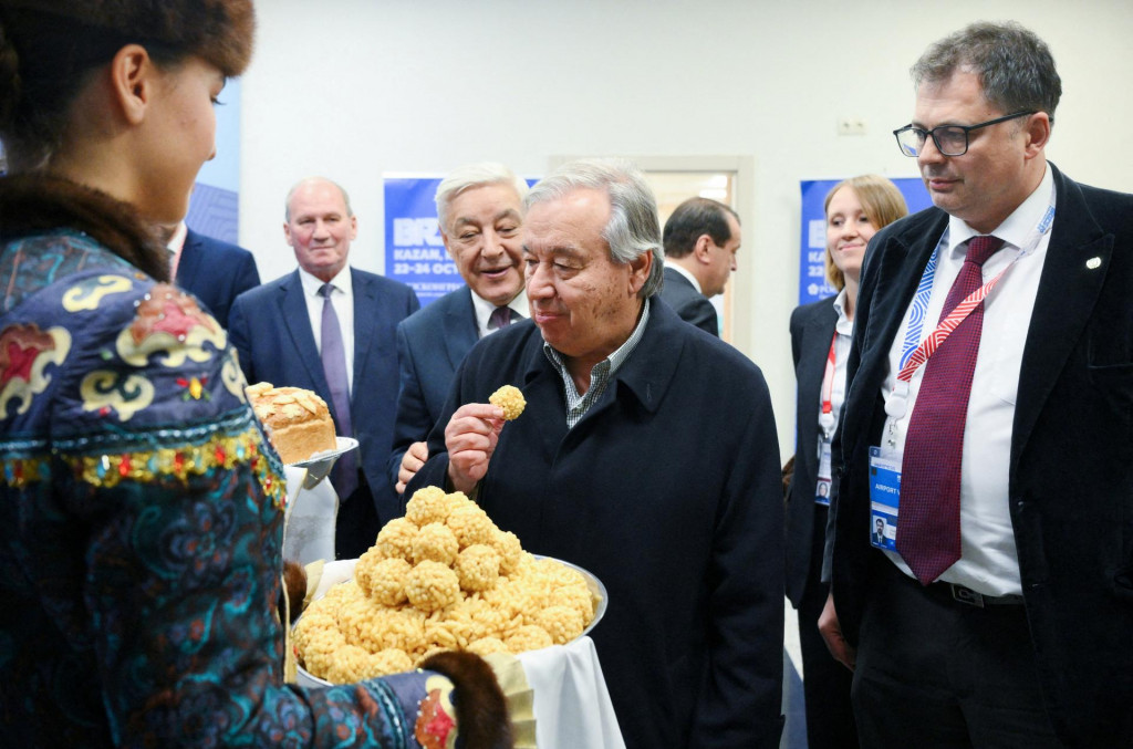 Generálny tajomník OSN Antonio Guterres sa zúčastňuje na uvítacej ceremónii na letisku pri príchode na samit BRICS v Kazani. FOTO: Reuters/BRICS-RUSSIA2024.RU