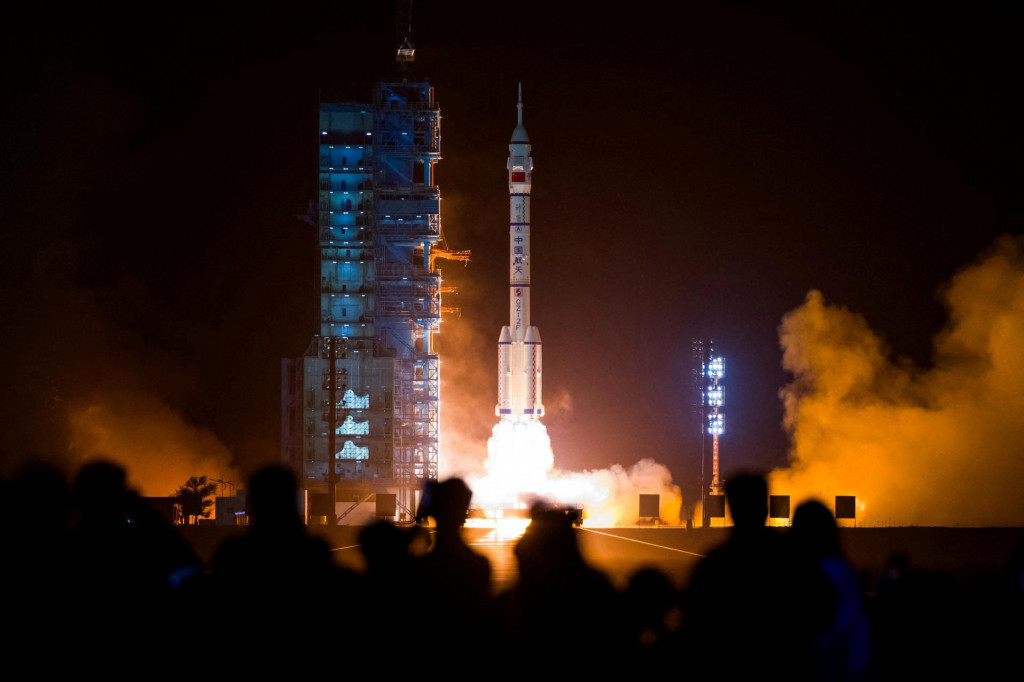 Ilustračná fotografia. Nosná raketa Long March-2F nesúca kozmickú loď Shenzhou-18. FOTO: Reuters