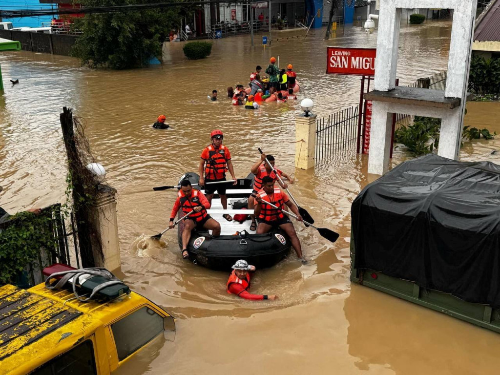 Tropická búrka Trami priniesla na Filipíny silné až prívalové dažde, ktoré vyvolali rozsiahle záplavy a zosuvy pôdy. FOTO: Reuters/Filipínska pobrežná stráž