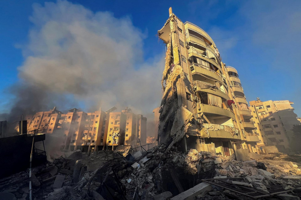 Poškodené budovy po izraelských útokoch na južných predmestiach Bejrútu. FOTO: Reuters