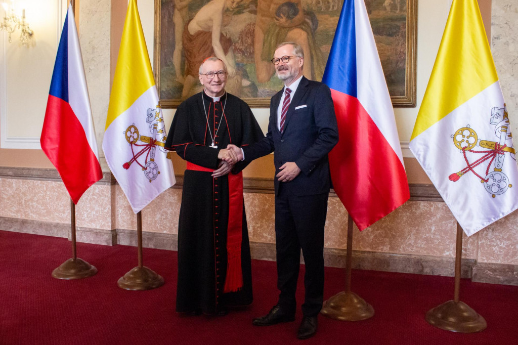 Šátny sekretár Svätej stolice, kardinál Pietro Parolin a český premiér Petr Fiala. FOTO: TASR/Barbora Vizváryová