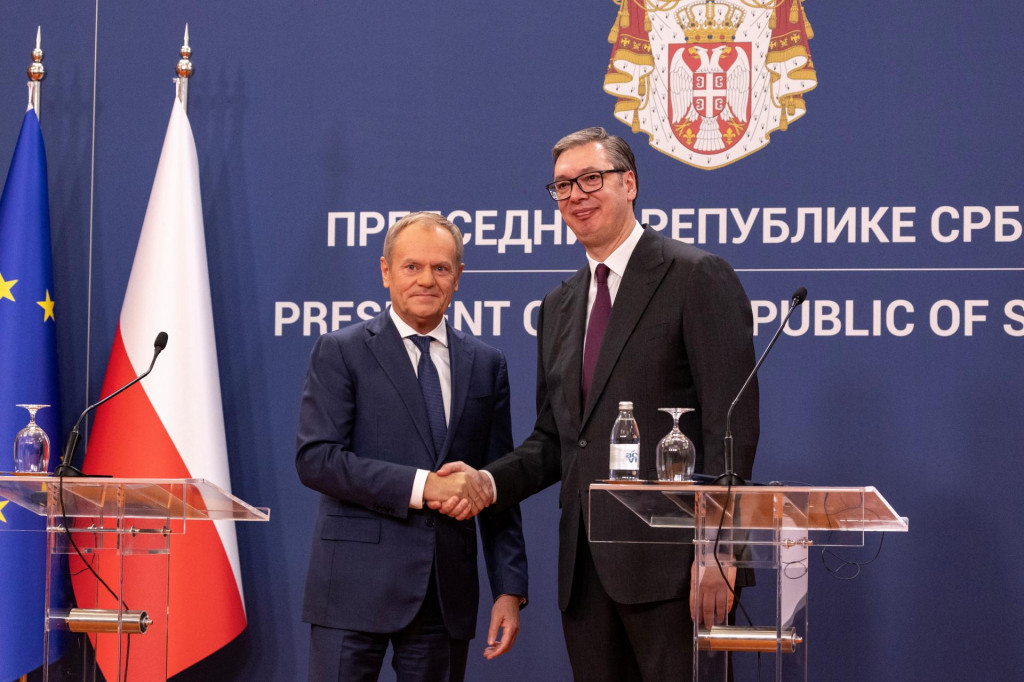 Srbský prezident Aleksandar Vučič a poľský premiér Donald Tusk. FOTO: Reuters