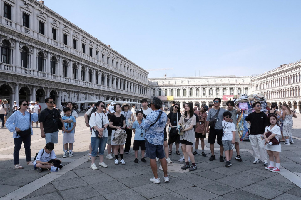 Turisti v Benátkach. FOTO: Reuters