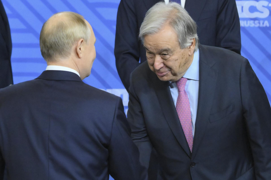 Ruský prezident Vladimir Putin (vľavo) a generálny tajomník OSN António Guterres si podávajú ruky počas skupinovej fotografie pred summitom skupiny BRICS, ktorá združuje krajiny Brazíliu, Rusko, Indiu, Čínu a Juhoafrickú republiku, v ruskej Kazani. FOTO: TASR/AP