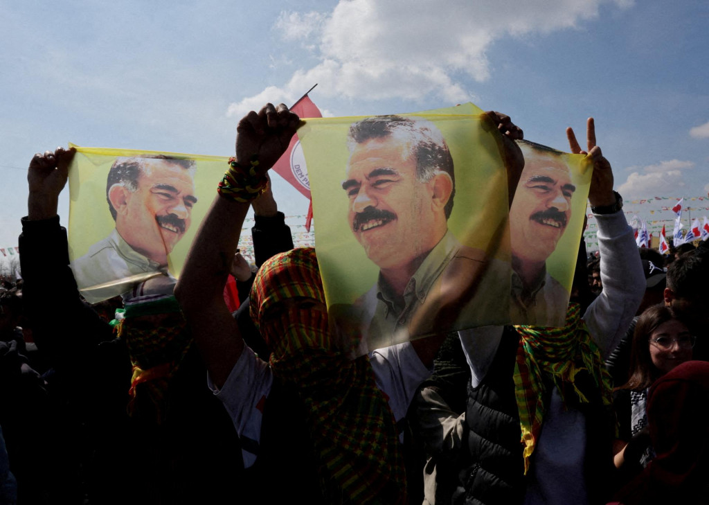 Stúpenci prokurdskej Strany za rovnosť a demokraciu vystavujú vlajky s portrétom uväzneného vodcu Strany kurdských pracujúcich Abdullaha Ocalana. FOTO: Reuters