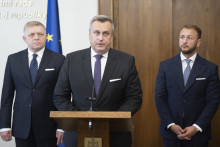 Predsedovia koaličných strán Robert Fico (SMER-SD, vľavo), Matúš Šutaj Eštok (Hlas-SD, vpravo) a Andrej Danko (SNS, uprostred) musia časť svojej drahocennej energie presmerovať na manažovanie koaličných rozporov. FOTO: TASR/M. Baumann