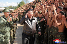 Severokórejský vodca Kim Čong-un navštevuje výcvikovú základňu špeciálnych operačných ozbrojených síl Kórejskej armády. FOTO: Reuters/KCNA