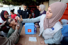 Palestínske dieťa je očkované proti detskej obrne počas druhého kola očkovacej kampane v centrálnom pásme Gazy. FOTO: Reuters