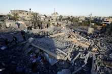 Palestínčania kontrolujú miesto izraelského útoku na dom v Chán Júnis v južnom pásme Gazy. FOTO: Reuters