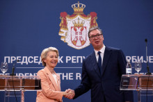 Srbský prezident Aleksandar Vučič a predsedníčka Európskej komisie Ursula von der Leyenová. FOTO: Reuters