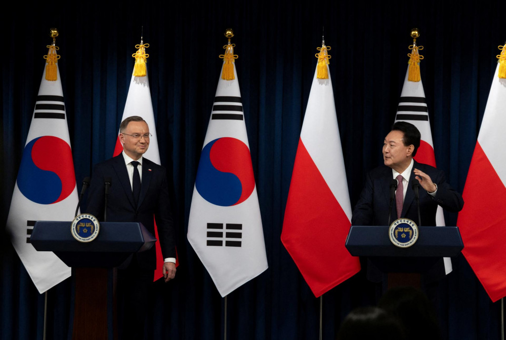 Juhokórejský prezident Jun Sok-jol a poľský prezident Andrzej Duda vystúpili na spoločnej tlačovej konferencii v prezidentskej kancelárii v Soule. FOTO: Reuters