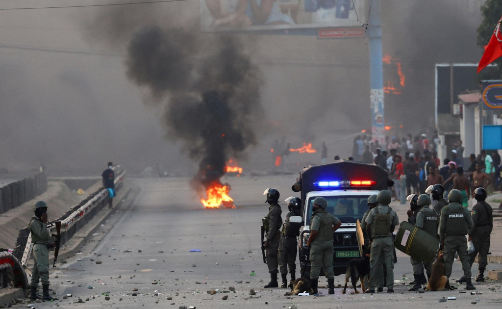 Po vyhlásení výsledkov volieb v Mozambiku sa spustila v hlavnom meste Maputo vlna nepokojov. FOTO: Reuters